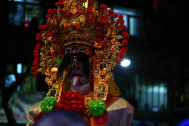 Toprak Tanrısı geçit töreni. Toprak Tanrısı 'nın köyleri ve evleri koruduğuna inanılır..