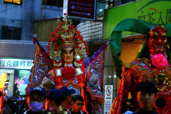 Toprak Tanrısı geçit töreni. Toprak Tanrısı 'nın köyleri ve evleri koruduğuna inanılır..
