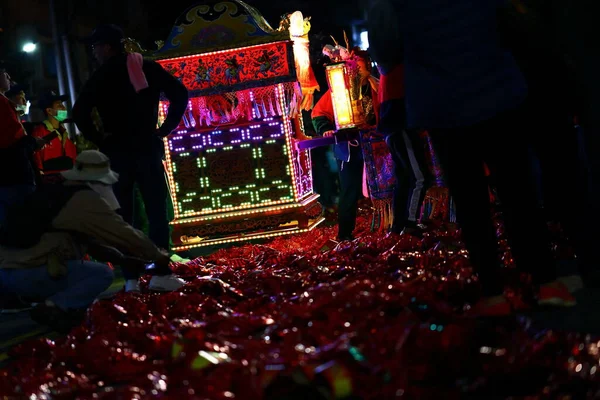 Toprak Tanrısı geçit töreni. Toprak Tanrısı 'nın köyleri ve evleri koruduğuna inanılır..