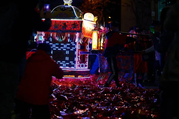 Toprak Tanrısı geçit töreni. Toprak Tanrısı 'nın köyleri ve evleri koruduğuna inanılır..