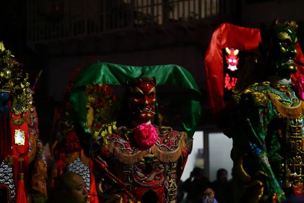 Toprak Tanrısı geçit töreni. Toprak Tanrısı 'nın köyleri ve evleri koruduğuna inanılır..