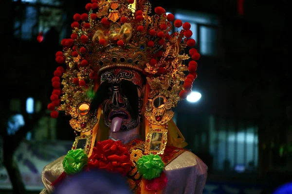 Toprak Tanrısı geçit töreni. Toprak Tanrısı 'nın köyleri ve evleri koruduğuna inanılır..