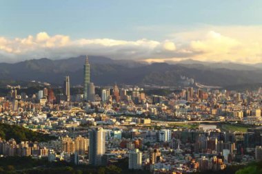 Modern Taipei şehri, gün batımı manzaralı binalar.