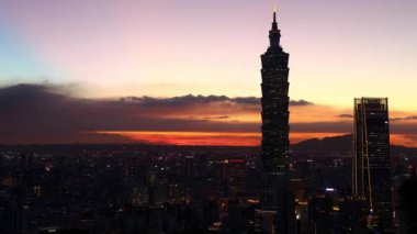 Günbatımında modern Taipei şehrinin 4K Zaman atlaması, Tayvan