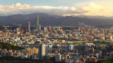 Günbatımında modern Taipei şehrinin 4K Zaman atlaması, Tayvan