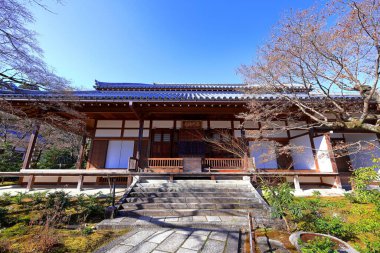 Jojakkoji Tapınağı, Sagaogurayama Oguracho, Ukyo Ward, Kyoto, Japonya 'daki sakin bir ormandaki bir Budist tapınağı.