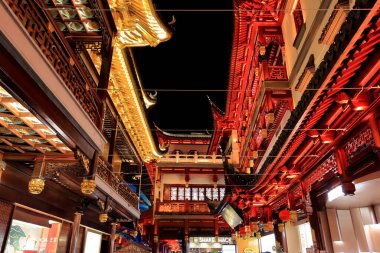 Yuyuan (Yu Garden) Eski Cadde, Şangay 'da geleneksel stil binaların yiyecek, hediyelik eşya ve el sanatları sattığı tarihi bir alışveriş bölgesi.