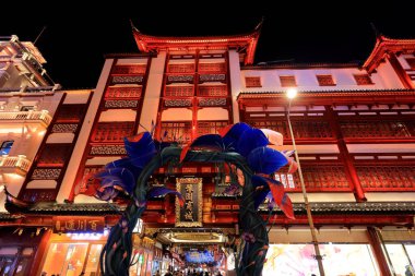 Yuyuan (Yu Garden) Eski Cadde, Şangay 'da geleneksel stil binaların yiyecek, hediyelik eşya ve el sanatları sattığı tarihi bir alışveriş bölgesi.