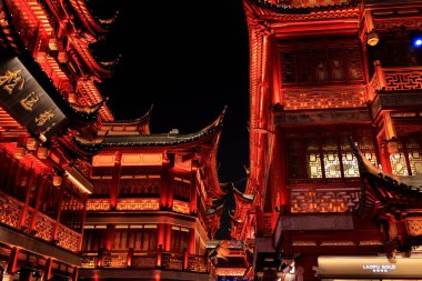 Yuyuan (Yu Garden) Eski Cadde, Şangay 'da geleneksel stil binaların yiyecek, hediyelik eşya ve el sanatları sattığı tarihi bir alışveriş bölgesi.