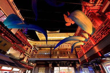 Yuyuan (Yu Garden) Eski Cadde, Şangay 'da geleneksel stil binaların yiyecek, hediyelik eşya ve el sanatları sattığı tarihi bir alışveriş bölgesi.