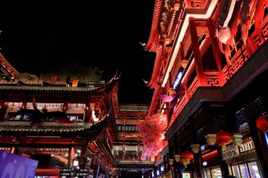 Yuyuan (Yu Garden) Eski Cadde, Şangay 'da geleneksel stil binaların yiyecek, hediyelik eşya ve el sanatları sattığı tarihi bir alışveriş bölgesi.