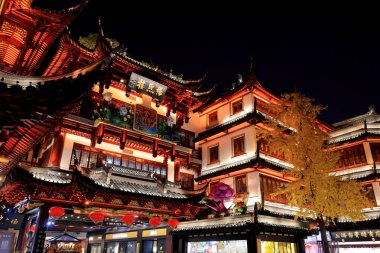 Yuyuan (Yu Garden) Eski Cadde, Şangay 'da geleneksel stil binaların yiyecek, hediyelik eşya ve el sanatları sattığı tarihi bir alışveriş bölgesi.