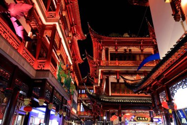 Yuyuan (Yu Garden) Eski Cadde, Şangay 'da geleneksel stil binaların yiyecek, hediyelik eşya ve el sanatları sattığı tarihi bir alışveriş bölgesi.