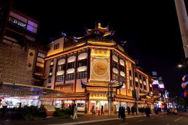  Yuyuan (Yu Garden) Eski Cadde, Şangay 'da geleneksel stil binaların yiyecek, hediyelik eşya ve el sanatları sattığı tarihi bir alışveriş bölgesi.