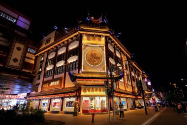 Yuyuan (Yu Garden) Eski Cadde, Şangay 'da geleneksel stil binaların yiyecek, hediyelik eşya ve el sanatları sattığı tarihi bir alışveriş bölgesi.