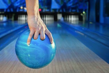 bowling topu oyun alanı arka planda tutan el