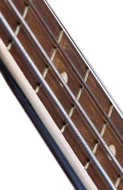 Beyaz arka plan üzerinde izole bas gitar yakın çekim