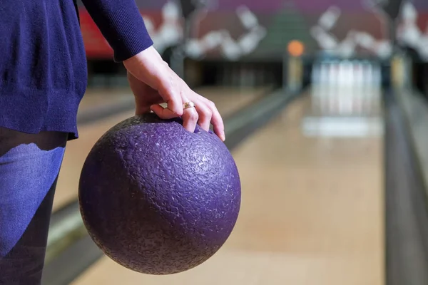 Mano Sostiene Bola Para Juego Bolos Antes Lanzar Bola Para — Foto de Stock