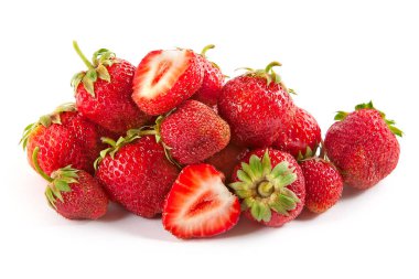 Çilek beyaz arkaplanda izole edildi