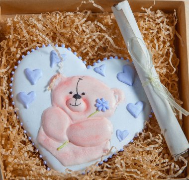 Sevgililer Sevgililer günü kutlaması için kalp şeklinde pasta