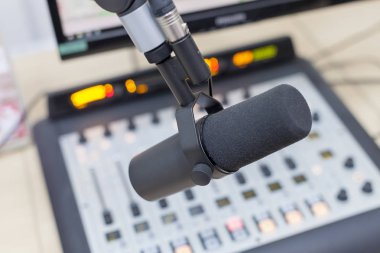 Equalizer'ı ve bilgisayar closeup arka planda radyo mikrofon