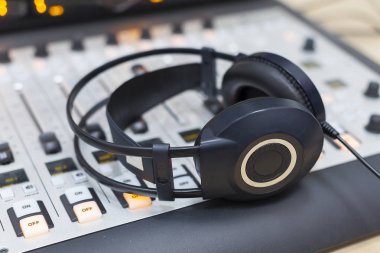 kulaklıklar üzerinde ekolayzer vardır