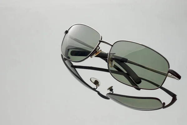 Sluneční Brýle Šedém Pozadí Odleskem — Stock fotografie