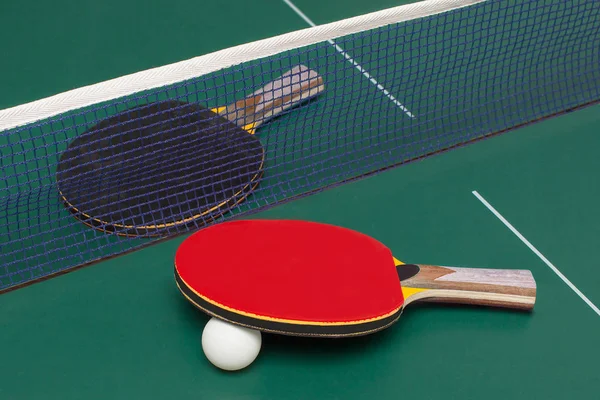 Két Asztal Tenisz Ütő Piros Fekete Zöld Asztalon — Stock Fotó