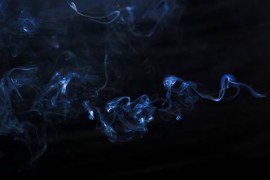 mavi tütün dumanı siyah arka plan üzerine