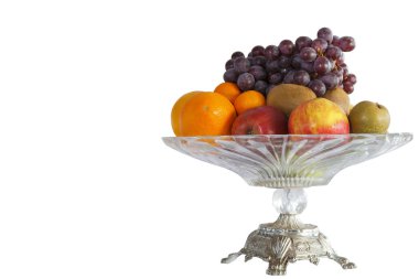 tatlı, meyve ve beyaz arka plan üzerinde izole üzüm ile kristal vazo