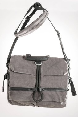 Beyaz arka plan üzerine kaba tuval çanta