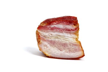 Beyaz arka plan üzerinde izole pastırma füme bir parça