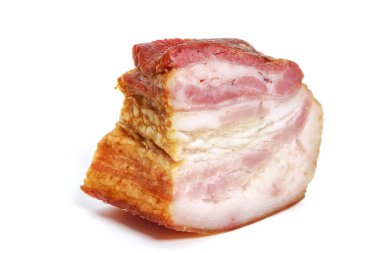 Beyaz arka plan üzerinde izole pastırma füme bir parça