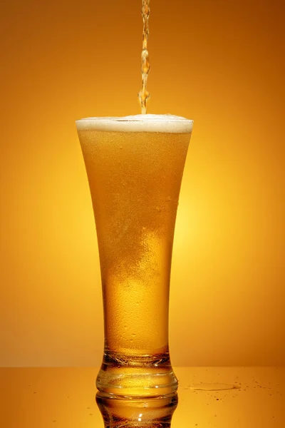 Cerveja Derramada Copo Fundo Amarelo — Fotografia de Stock
