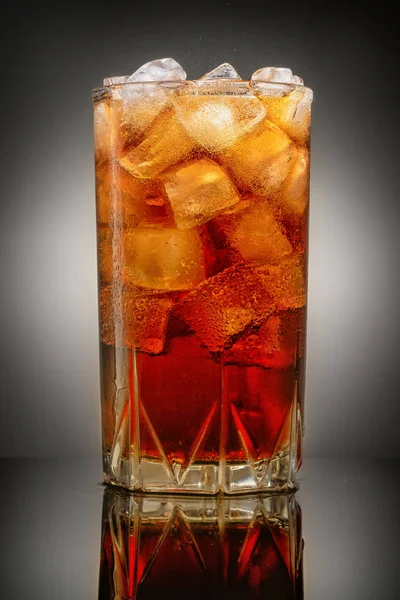 Vidro Cola Com Gelo Sobre Fundo Cinza Com Reflexão — Fotografia de Stock