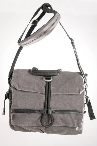 Beyaz arka plan üzerine kaba tuval çanta