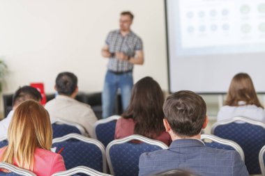 Bir iş toplantısı ve tanıtım hoparlördür. Seyirciler konferans odasında. İşletme ve Girişimcilik.