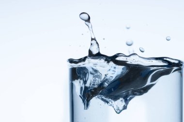 Splash su buz dilim beyaz arka plan yakın çekim üzerinde Kupası Cam