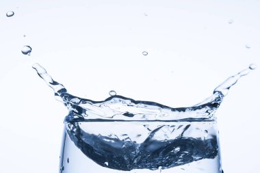Splash su buz dilim beyaz arka plan yakın çekim üzerinde Kupası Cam