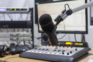 Equalizer'ı ve bilgisayar closeup arka planda radyo mikrofon