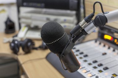 Equalizer'ı ve bilgisayar closeup arka planda radyo mikrofon