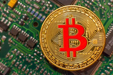 Altın bitcoin madeni para anakart arka plan üzerinde kırmızı bir logo ile