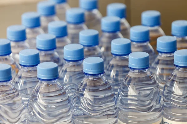 Textura Los Cuellos Botellas Plástico Primer Plano Agua — Foto de Stock