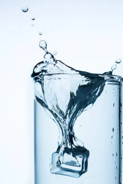 Splash Water Glazen Beker Met Ijs Slice Witte Achtergrond Close — Stockfoto