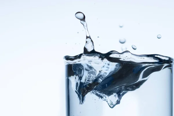 Splash Water Glazen Beker Met Ijs Slice Witte Achtergrond Close — Stockfoto