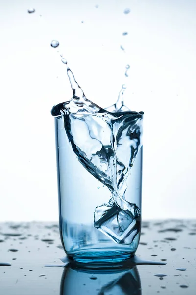 Splash Water Glazen Beker Met Ijs Slice Witte Achtergrond Close — Stockfoto