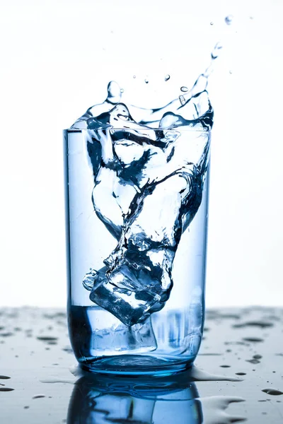 Splash Water Glazen Beker Met Ijs Slice Witte Achtergrond Close — Stockfoto