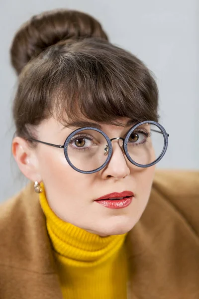 Chica Con Gafas Redondas Primer Plano Sobre Fondo Gris —  Fotos de Stock