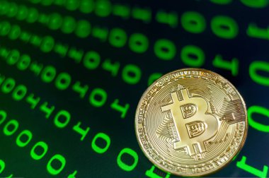 Altın bitcoin sikke yeşil arka plan ikili kod üzerinde