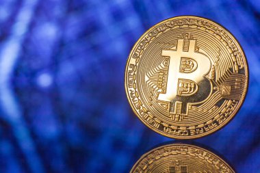 Altın Bitcoin sikke üzerinde mavi arka plan